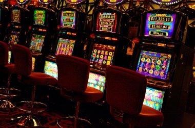 Red Tiger slot game interface showing reels and payout table